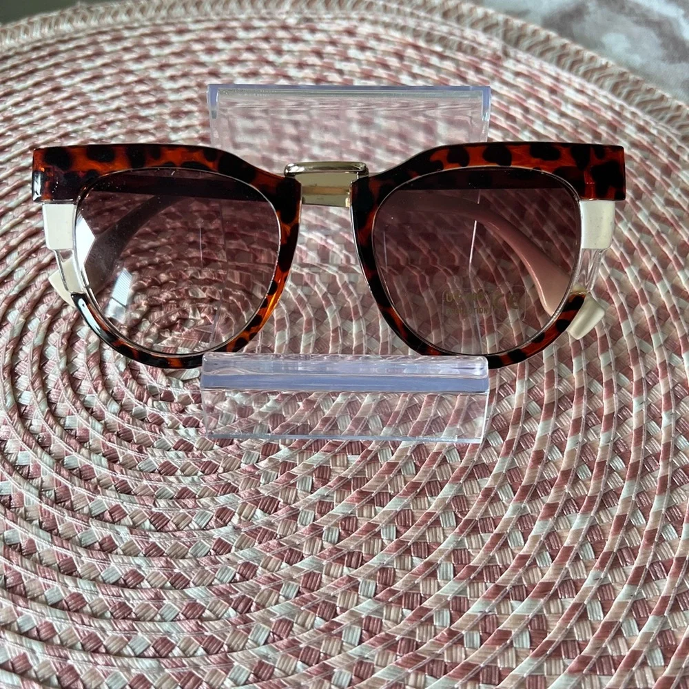 Chic Tortoiseshell Sunglasses with Cream Details